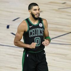 Tatum saca a relucir su poderío anotador y sella el primer triunfo