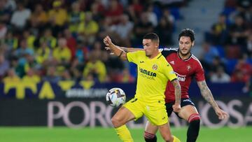 El delantero del Villarreal, Yeremy Pino, controla el bal¨®n ante Juan Cruz,