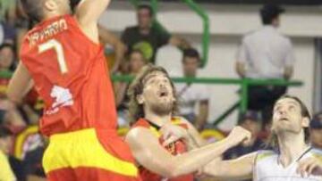 <b>IMPARABLES.</b> La selección española volvió a imponerse con facilidad a una Argentina que notó en exceso los problemas que arrastra su gran estrella Manu Ginóbili.