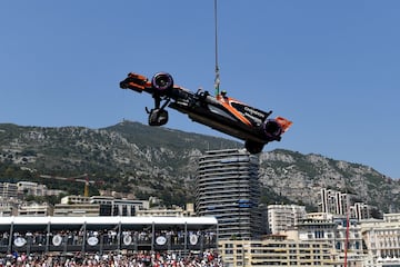 La grúa retira el monoplaza del piloto belga de McLaren, Stoffel Vandoorne, tras accidentarse en la Q2 de la clasificación del sábado en el GP de Mónaco.