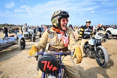 Una motorista se ríe mientras se alinea para la salida de la quinta edición de la Normandy Beach Race, en Ouistreham Riva-Bella (Francia), el 20 de septiembre de 2025. La Normandy Beach Race es una carrera de demostración de 200 metros con salida parada en la que participan coches y motos clásicos estadounidenses y europeos fabricados antes de 1947.