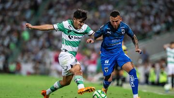 Diego Medina, de Santos, y Duván Vergara luchan por la pelota durante el partido de cuartos de final del Clausura 2023.