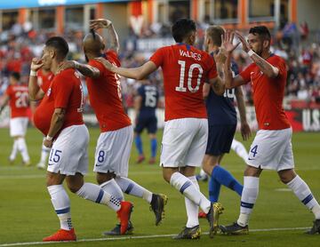 HOUSTON, TEXAS - MARCH 26: Oscar Opazo #15 of Chile celebrates with Arturo Vidal #8, Diego Valdes #10 and Mauricoi Arias #4 after scoring in the first half against the USA at BBVA Compass Stadium on March 26, 2019 in Houston, Texas.   Bob Levey/Getty Images/AFP
== FOR NEWSPAPERS, INTERNET, TELCOS & TELEVISION USE ONLY ==