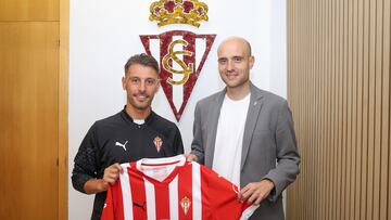 28-08-24. KEVIN VÁZQUEZ, CON EL PRESIDENTE EJECUTIVO DAVID GUERRA TRAS FIRMAR SU CONTRATO CON EL SPORTING.
