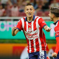 Roberto Alvarado reconoce que fue a Chivas por mejora económica