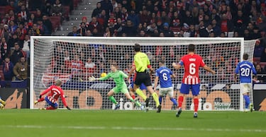 1-0. Centro lateral de Rodrigo Riquelme desde la derecha, el balón supera a los centrales y Antoine Griezmann remata a bocajarro el primer tanto.