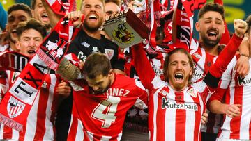 SEVILLE, SPAIN - JANUARY 17: Iker Muniain of Athletic Bilbao lifts the Supercopa de Espana trophy as he celebrates victory with his team mates after the Supercopa de Espana Final match between FC Barcelona and Athletic Club at Estadio de La Cartuja on January 17, 2021 in Seville, Spain. Sporting stadiums around Spain remain under strict restrictions due to the Coronavirus Pandemic as Government social distancing laws prohibit fans inside venues resulting in games being played behind closed doors. (Photo by RFEF - Pool/Getty Images)