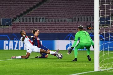 Antoine Griezmann con Presnel Kimpembe y el portero Keylor Navas.