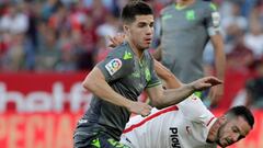 Zubeldia disputa un bal&oacute;n con Sarabia en el partido entre Sevilla y Real Sociedad.