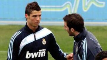 <b>TAN AMIGOS. </b>Cristiano bromeó con Higuaín en el entrenamiento.