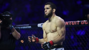 Islam Makhachev en el UFC 311 durante su pelea con Renato Moicano.