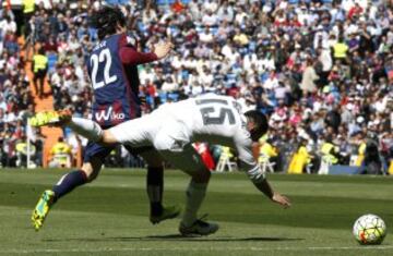 Daniel Carvajal y Jota Peleteiro pelean por el balón.