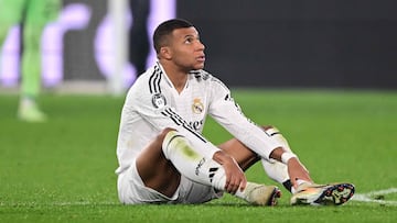 Kylian Mbappé, tendido sobre el césped del Gewiss Stadium de Bérgamo tras lesionarse en el Atalanta-Real Madrid de Champions disputado el 10 de diciembre.