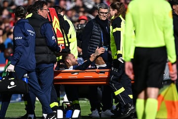 El delantero brasileño del Paris Saint-Germain Football Club se ha tenido que retirar lesionado del encuentro tras la torcedura de su tobillo. Abandonó el terreno de juego en camilla y con claros gestos de dolor.