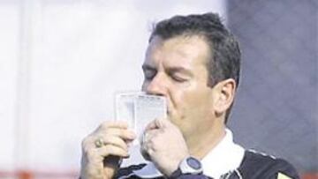 <b>AGREDIDO. </b>Un hincha agredió ayer a Carvalho cuando fue liberado.