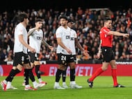 Los jugadores del Valencia durante un partido.