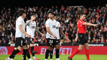 VALENCIA, SPAIN - MARCH 08: Referee Jose Luis Guzman Mansilla awards a penalty to Deportivo Alaves during the LaLiga EA Sports match between Valencia CF and Deportivo Alaves at Estadi de Mestalla on March 08, 2026 in Valencia, Spain. (Photo by Alex Caparros/Getty Images)