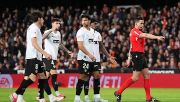 Los jugadores del Valencia durante un partido.