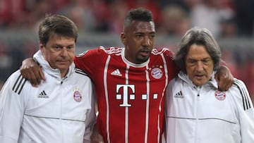 Boateng, abandonando el partido ante el Madrid.