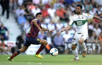 Alexis Sanchez ante el defensa del Elche Sergio Pelegrin.