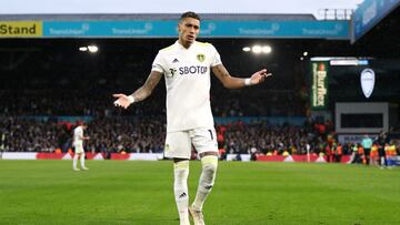 Raphinha, jugador del Leeds United, reacciona ante los aficionados durante un partido.