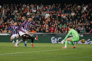 VALENCIA, 08/03/2025.-El delantero del Valencia Sadiq Umar remata para marcar gol contra el Valladolid, durante el partido de la jornada 27 de LaLiga EASports, este sbado en el estadio de Mestalla en Valencia.-EFE/ Manuel Bruque
