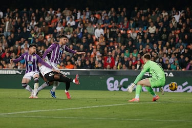 Sadiq aleja el abismo