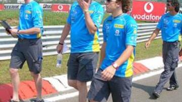 <B>RUTINA. </B>Como siempre, Alonso recorrió el trazado de Hungría a pie con sus mecánicos.