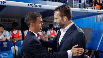 LEGANÉS (MADRID), 04/10/2024.- Los entrenadores del Leganés, Borja Jiménez (i), y del Valencia, Rubén Baraja (d), se saludan antes del comienzo del partido de la jornada 9 de Liga que disputan el Leganés y el Valencia este viernes en el Estadio Municipal Butarque, en Leganés. EFE/Sergio Pérez