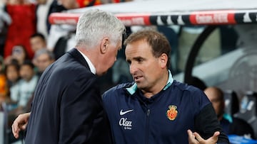 MADRID, 14/05/2025.- El entrenador del Madrid, Carlo Ancelotti (i), saluda al del Mallorca, Jagoba Arrasate, antes del partido de LaLiga de fútbol que Real Madrid y RCD Mallorca disputan este miércoles en el estadio Santiago Bernabéu. EFE/Chema Moya