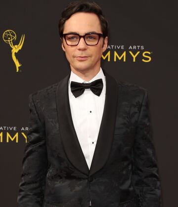 El actor de 'The Big Bang Theory' ocultó su homosexualidad durante el rodaje de la serie por miedo "a dañar" la producción. Ahora, se encuentra felizmente casado con Todd Spiewak.