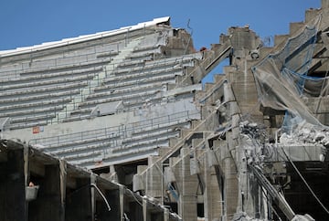 Con la tercera grada demolida casi en su totalidad, las obras de remodelaci車n del Camp Nou avanzan hasta el momento seg迆n los plazos establecidos.