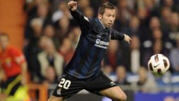 <b>OPORTUNIDAD. </b>Iker Casillas , en el suelo, y Raúl Tamudo intentando remachar una pelota en la meta madridista.