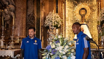 Cristian Álvarez y Jair realizan la ofrenda floral a la Virgen del Pilar.