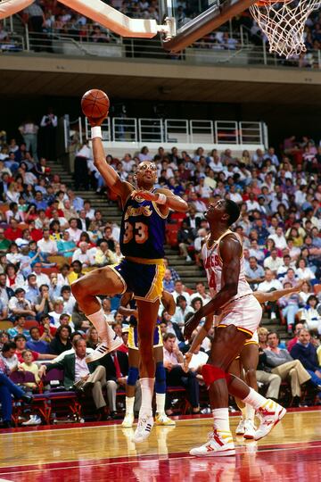Kareem Abdul Jabbar  #33 of the Los Angeles Lakers goes up for a sky hook against the Hakeem Olajuwon #34 of the Houston Rockets during an NBA game at the Summit in 1987 in Houston, Texas.    