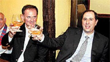 <B>CELEBRACIÓN.</B> Ivanovic y Querejeta lideran el actual Tau Vitoria.