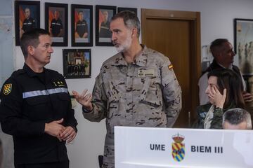 El Rey Felipe VI, en su segundo viaje a la Comunidad Valenciana tras el paso de la DANA, visita  las unidades militares desplegadas para las ayudas a los afectados por la tragedia y los centros desde donde se coordina esta asistencia en la Base Militar Jaime I en Bétera, Valencia.