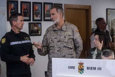 El Rey Felipe VI, en su segundo viaje a la Comunidad Valenciana tras el paso de la DANA, visita  las unidades militares desplegadas para las ayudas a los afectados por la tragedia y los centros desde donde se coordina esta asistencia en la Base Militar Jaime I en Bétera, Valencia.