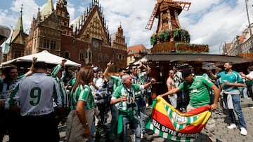 Algunos aficionados del Betis, durante el día de ayer.
