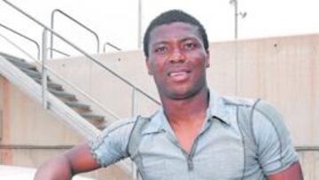 <b>PRETENDIDO. </b>El nigeriano Kalu Uche, que está en la agenda de varios clubes extranjeros, posa para AS junto a su coche.