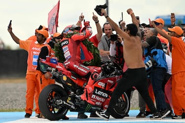 Marc Márquez celebra la victoria de carrera. 