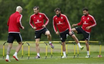 Aaron Ramsey, Gareth Bale, Joe Ledley y Hal Robson Kanu.