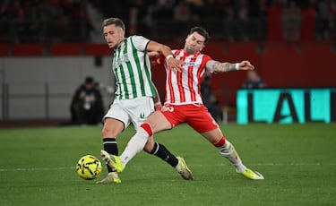 El Almería resiste al Córdoba, que se va irritado con el árbitro