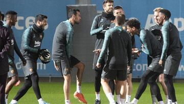 Los tradicionales pasillos de collejas en los rondos del inicio del entrenamiento aportaron la nota de buen humor a la sesión de ayer.