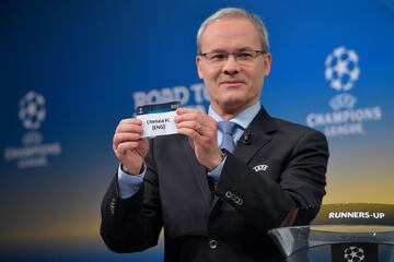 UEFA director of competitions Giorgio Marchetti shows the slip of Chelsea FC during the draw for the round of 16 of the UEFA Champions League football tournament at the UEFA headquarters in Nyon on December 11, 2017. / AFP PHOTO / Fabrice COFFRINI
