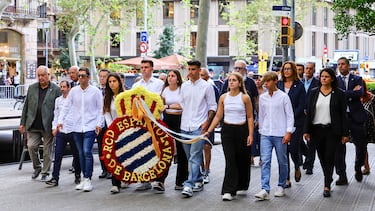 La comitiva del Espanyol llegan a la ofrenda floral al monumento de Rafael Casanova .