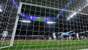 1-1. Julián Álvarez se zafa de Eduardo Camavinga en el lateral izquierdo, se mete en área blanca y con la pierna derecha, dispara al palo largo de Thibaut Courtois para poner la igualada en el marcador.