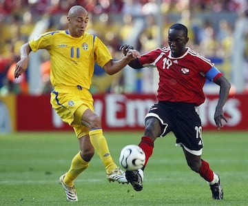 Dwight Yorke disputándose un balón con Henrik Larsson en el Mundial de Alemania 2006.