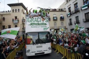 El equipo festeja el ascenso por las calles de Elche.