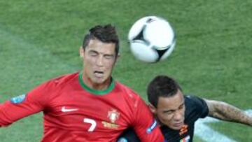 El portugués Cristiano Ronaldo supera en el salto al lateral holandés Gregory van der Wiel en el partido disputado entre las selecciones de Holanda y Portugal.